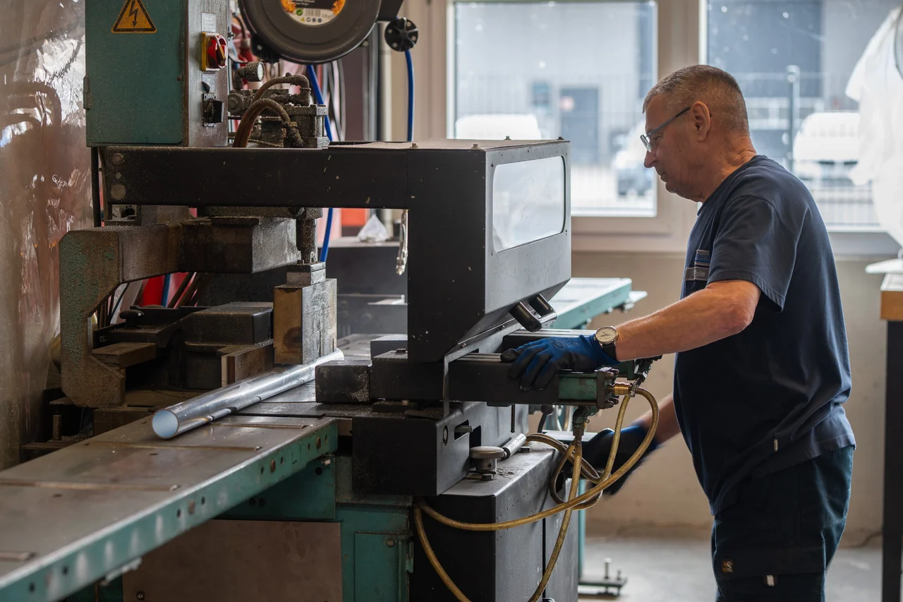 Produktionshalle mit Metallbearbeitung